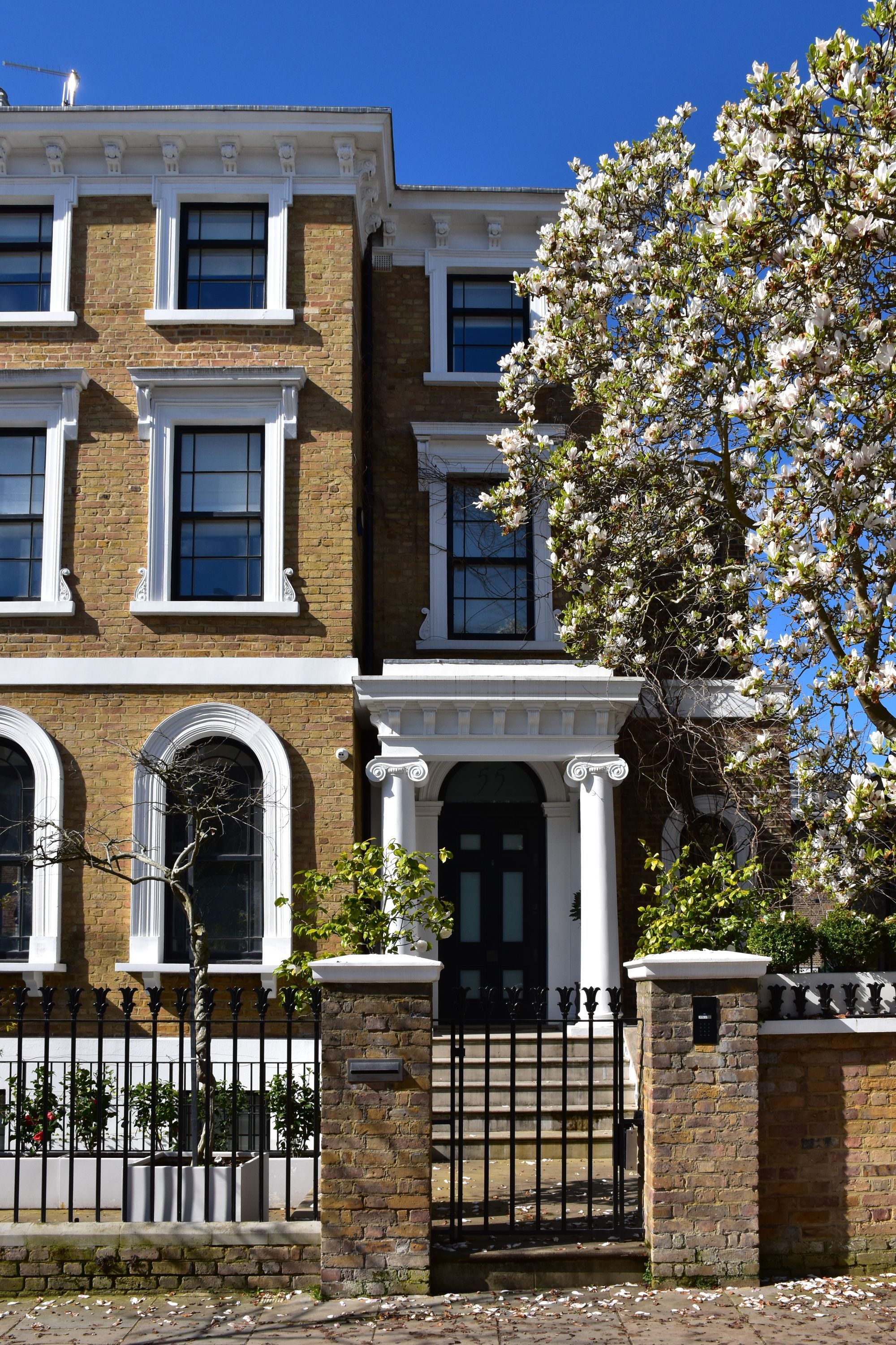 Contemporary connected townhouse in London